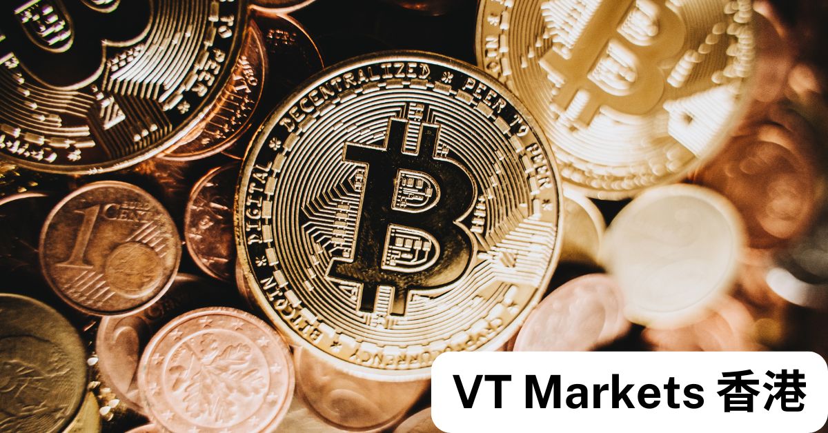 多枚比特幣實體模型混合銅幣與外幣硬幣背景，象徵 BTC 與黃金（XAU）在全球市場中的價值對比與交易組合潛力。