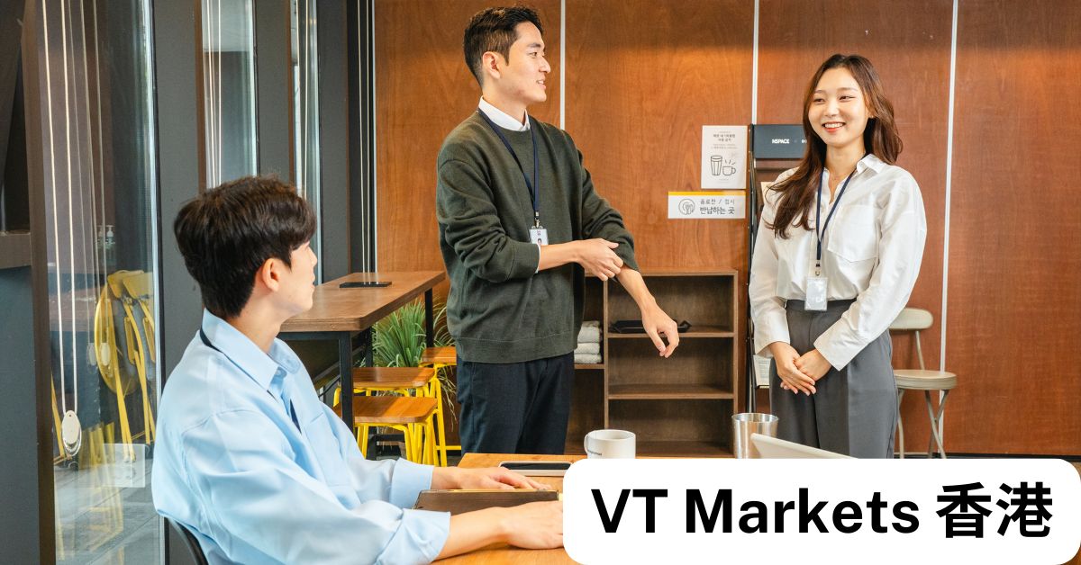 三位年輕專業人士在辦公室互動討論，象徵 VT Markets 香港提供的專業團隊與教育資源，幫助新手了解差價合約交易的優勢與風險，打造穩健入門基礎。